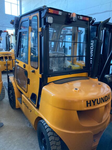 Фото 20 - Вилочный погрузчик Hyundai 30DE-7.